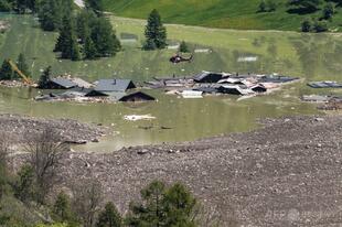 氷河で壊滅した村付近で遺体発見 行方不明者か スイス