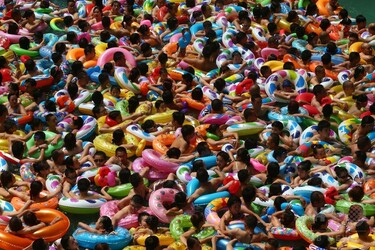 暑さをしのぐのも一苦労…大混雑の中国・四川省のプール 写真5枚 国際