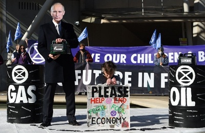英で化石燃料反対デモ プーチン氏に扮した活動家も