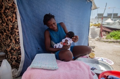 レイプの恐怖と隣り合わせ…地震で家失い避難所生活の女性 ハイチ
