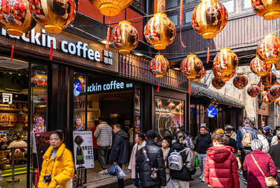 中国コーヒーチェーン大手の瑞幸咖啡 全国3万店舗目がオープン