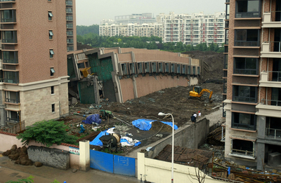 上海で建設中の13階建てビルが横倒し、作業員1人死亡