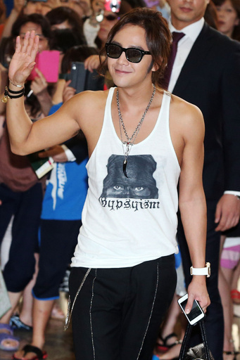 チャン・グンソク、空港で誕生日パーティー