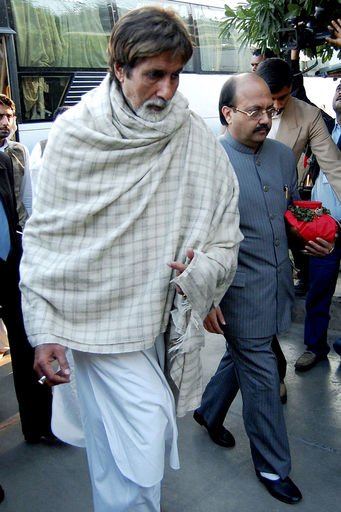 アミターブ・バッチャン、母に祈りを捧げるためアムリツァルに到着