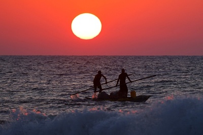 【今日の1枚】日没の海、陸を目指す パレスチナ自治区