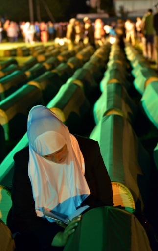 ボスニア内戦犠牲者284人、20年後の埋葬