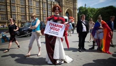 英国で同性婚法案が成立、エリザベス女王が裁可