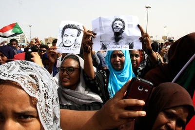 スーダン首都のデモ隊、大規模な追悼集会 ハルツーム