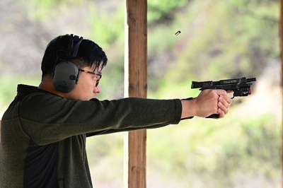 銃購入するアジア系米国人 ヘイトや乱射事件に「恐怖」