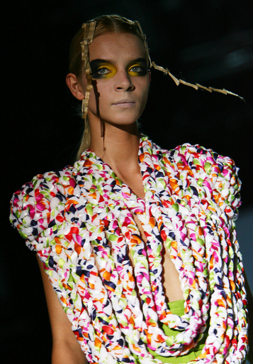 ＜08/09年秋冬パサレラ・シベレス＞アンケ・シュレーダー、新作を発表