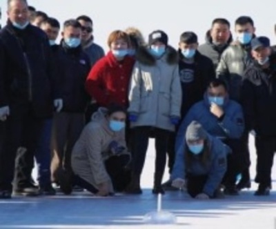 やかんがストーン、モップでスイープ 中国で「なんちゃってカーリング」が人気