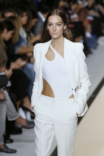 真っ白なドレスでセクシーに、「ミュグレー」15年春夏