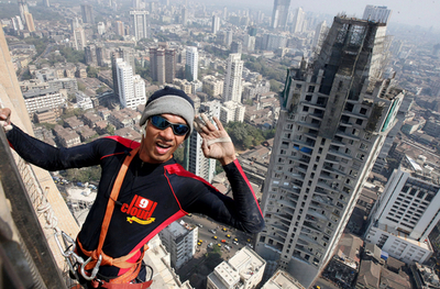 インド人登山家、150メートルビルの壁をクライミング