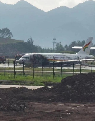 チベット航空の航空機が重慶空港で滑走路から外れて炎上