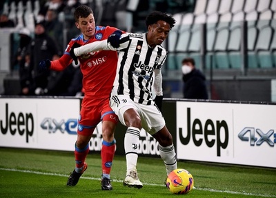 ナポリ、ユーベとドローで一歩後退 セリエAは4試合延期に