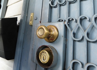 加バンクーバー市、ドアノブの設置を禁止