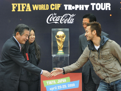 W杯トロフィー 日本に到着