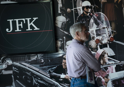 9.11の灰の中から甦ったJFKの肖像、米首都で展示会