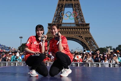 銅メダル獲得「シダマツ」ペア エッフェル塔背に記念撮影 パリ五輪
