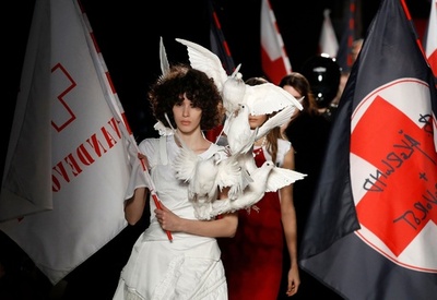 平和へのメッセージ「A.F.ヴァンデヴォルスト」18年春夏オートクチュール