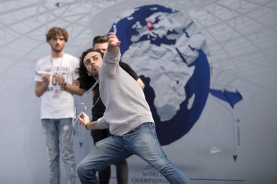 紙飛行機の世界大会、日本人も出場 オーストリア