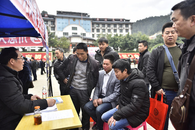 中国都市部の昨年の新規雇用1351万人 農民工の賃金未払いは依然として存在