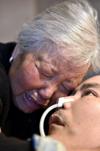 72歳母、植物状態の息子を14年間介護 山東