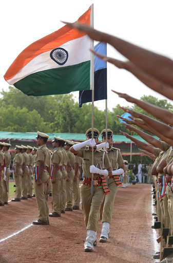 女性モデルのレイプと恐喝容疑で警官3人を逮捕、インド