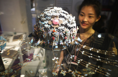 野鳥の羽を使った手工芸品を違法販売 北京で女性経営者が逮捕