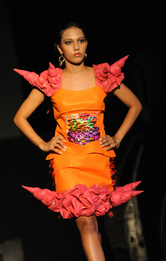 スリランカのファッションショー、地元デザイナーが新作発表