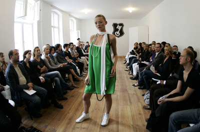 ＜08年春夏ベルリン・コレクション＞クリスティン・ヘンゼルら、新作を発表