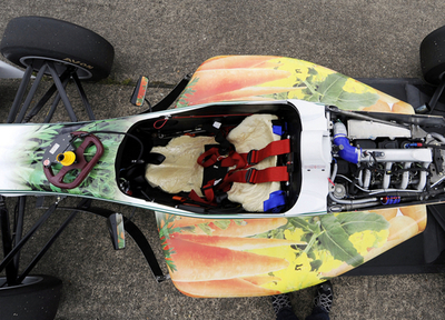 素材は野菜や貝殻、「地球に優しい」レーシングカーを英大学が開発