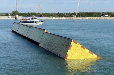 ベネチアの可動式防潮堤、高潮被害の軽減狙う