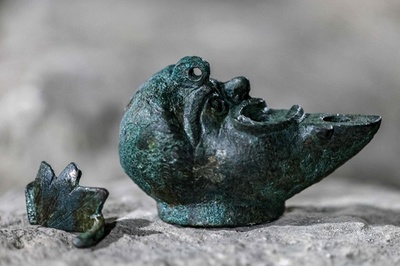 「幸運の」オイルランプ発掘 エルサレム