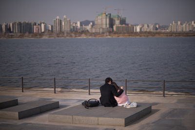 性行為の同意能力は16歳から、韓国が13歳から引き上げ