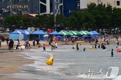 猛暑と雨のはざまで…韓国・海水浴場に避暑客が殺到、真夏の風物詩に