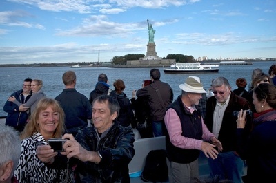 米観光地一部再開、州政府の経費負担で 自由の女神など