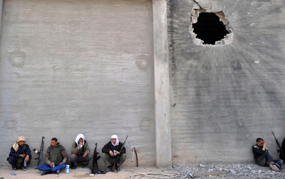 西部ミスラタ、カダフィ側の停戦示唆後も激しい戦闘 リビア