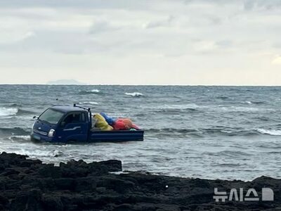 「トラックが海に浮かぶ？」潮汐に流されて海中へ…韓国・済州島で起きた珍事