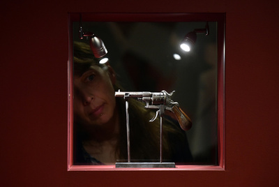 仏詩人ベルレーヌが愛人ランボーを撃った銃、競売に