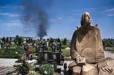 ウクライナ東部の空港で激しい戦闘、地元市長「民間人に死傷者」