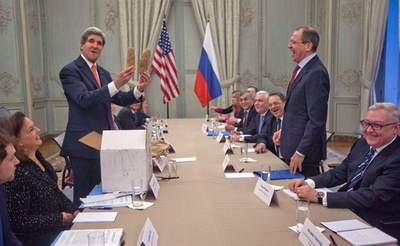 ケリー米長官、露外相にジャガイモ進呈で緊張緩和？