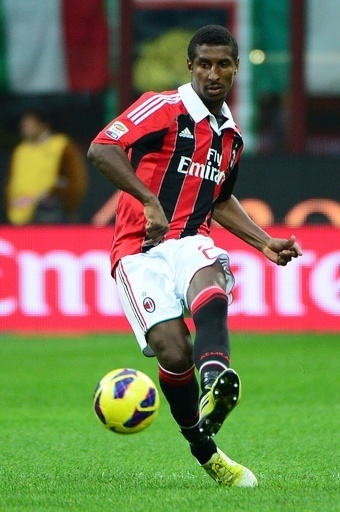 ACミラン選手、人種差別的やじ受けピッチを後に