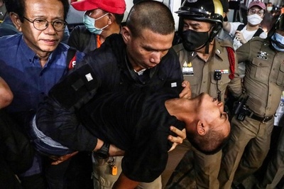 タイの著名民主活動家、保釈後に病院搬送 警官が首を圧迫か
