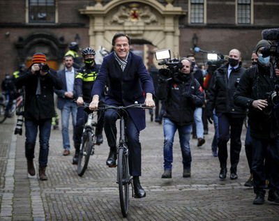 スマホ嫌いのオランダ首相、携帯の容量確保のためメッセージ削除