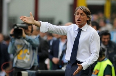 チェルシー監督就任を否定するマンチーニ監督とヒディンク監督