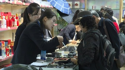 動画:北朝鮮の百貨店で商品展示会