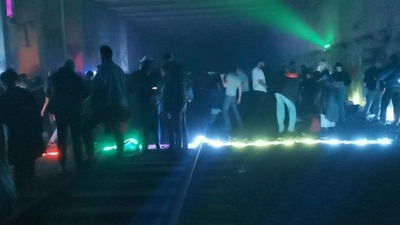 動画：「ロックダウンで息が詰まる」 パリの若者が地下で違法なパーティー