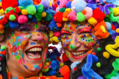 カーニバルシーズン開幕、華やかにパレード 独