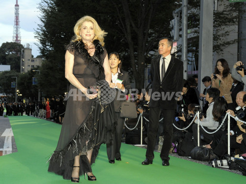 東京国際映画祭が開幕、グリーンカーペットに藤原紀香ら 東京国際映画祭が開幕、グリーンカーペットに藤原紀香ら